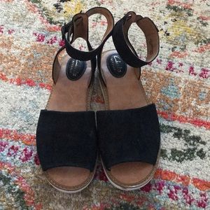 Black sandals Clarks